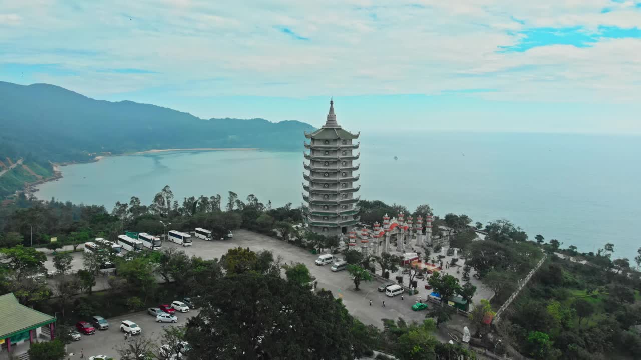 越南岘港市大理石山上的寺庙宝塔视频素材