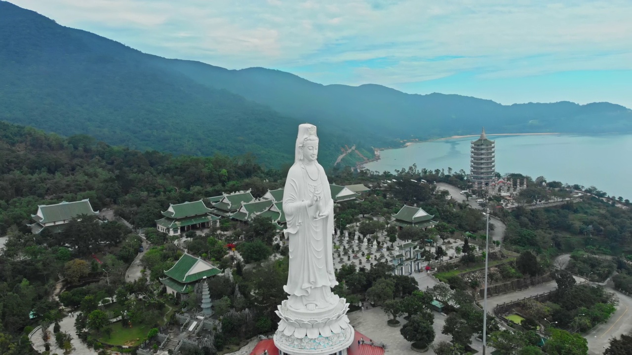 凌雄塔鸟瞰图Son Tra半岛，岘港，越南视频素材