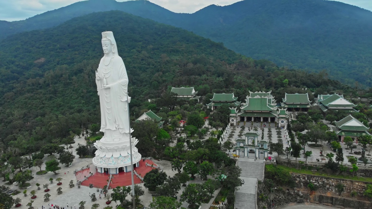 鸟瞰无人机蔡林雄白寺，大佛寺在岘港视频素材