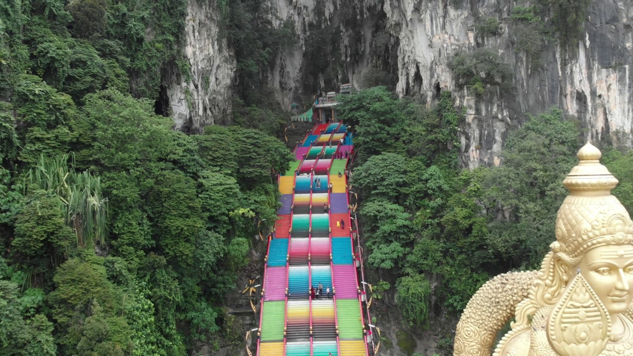 拔都石窟外的穆鲁干雕像动态运动视频素材