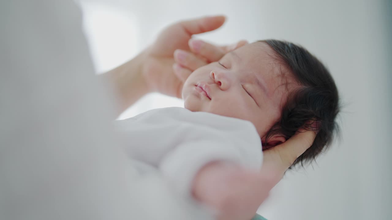 一位母亲抱着她刚出生的婴儿。视频素材