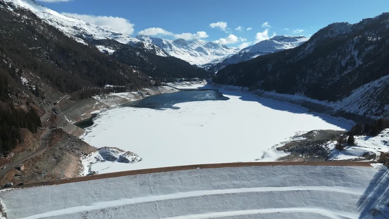 瑞士阿尔卑斯山脉水坝和水库湖的鸟瞰图视频素材