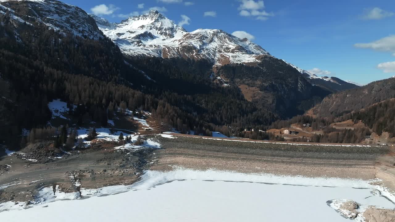 瑞士阿尔卑斯山脉水坝和水库湖的鸟瞰图视频素材