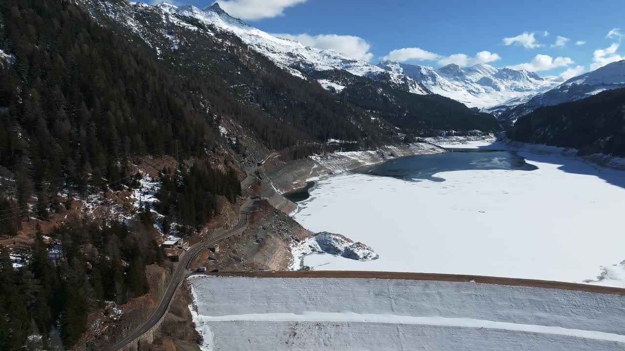 瑞士阿尔卑斯山脉水坝和水库湖的鸟瞰图视频素材