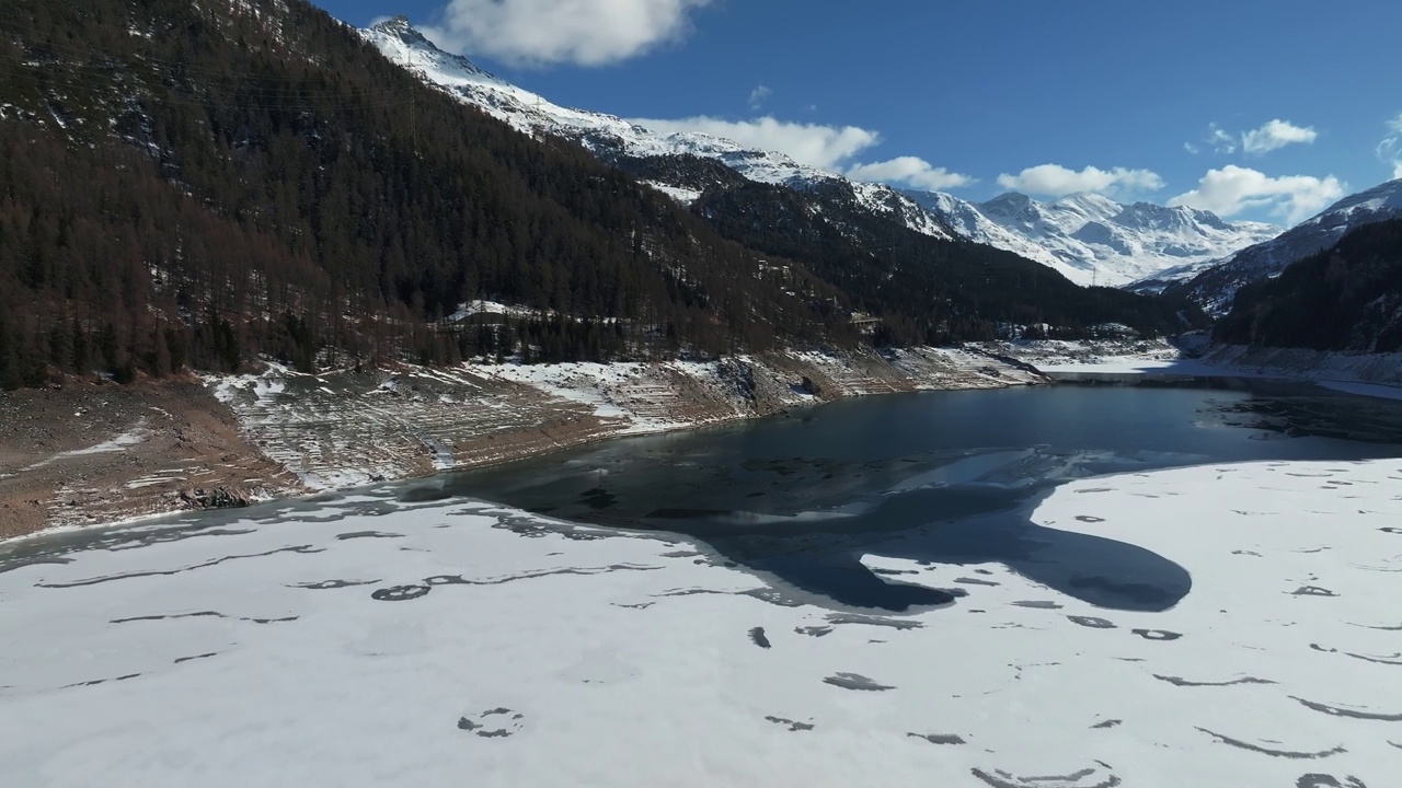 瑞士阿尔卑斯山脉水坝和水库湖的鸟瞰图视频素材