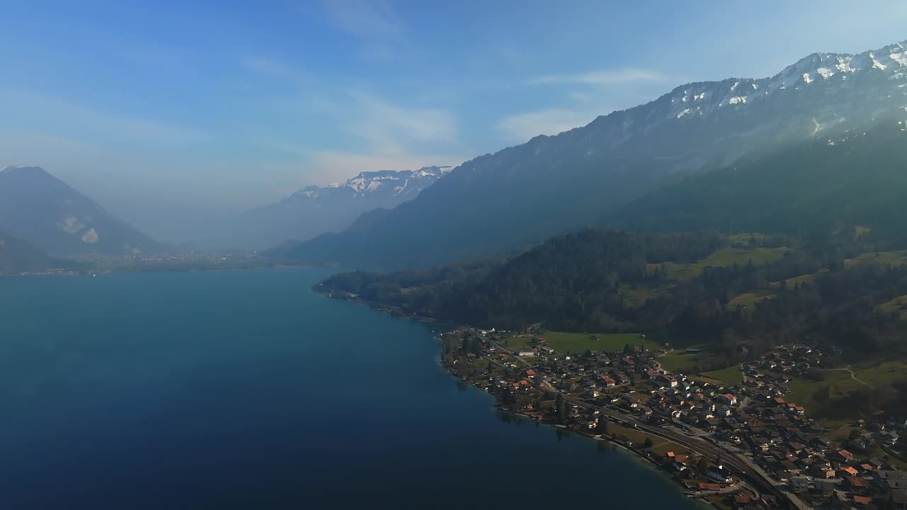 鸟瞰图的雪岩悬崖与森林在湖边。戏剧性和风景如画的场景。地点位于瑞士阿尔卑斯山脉的Bachalpsee视频素材