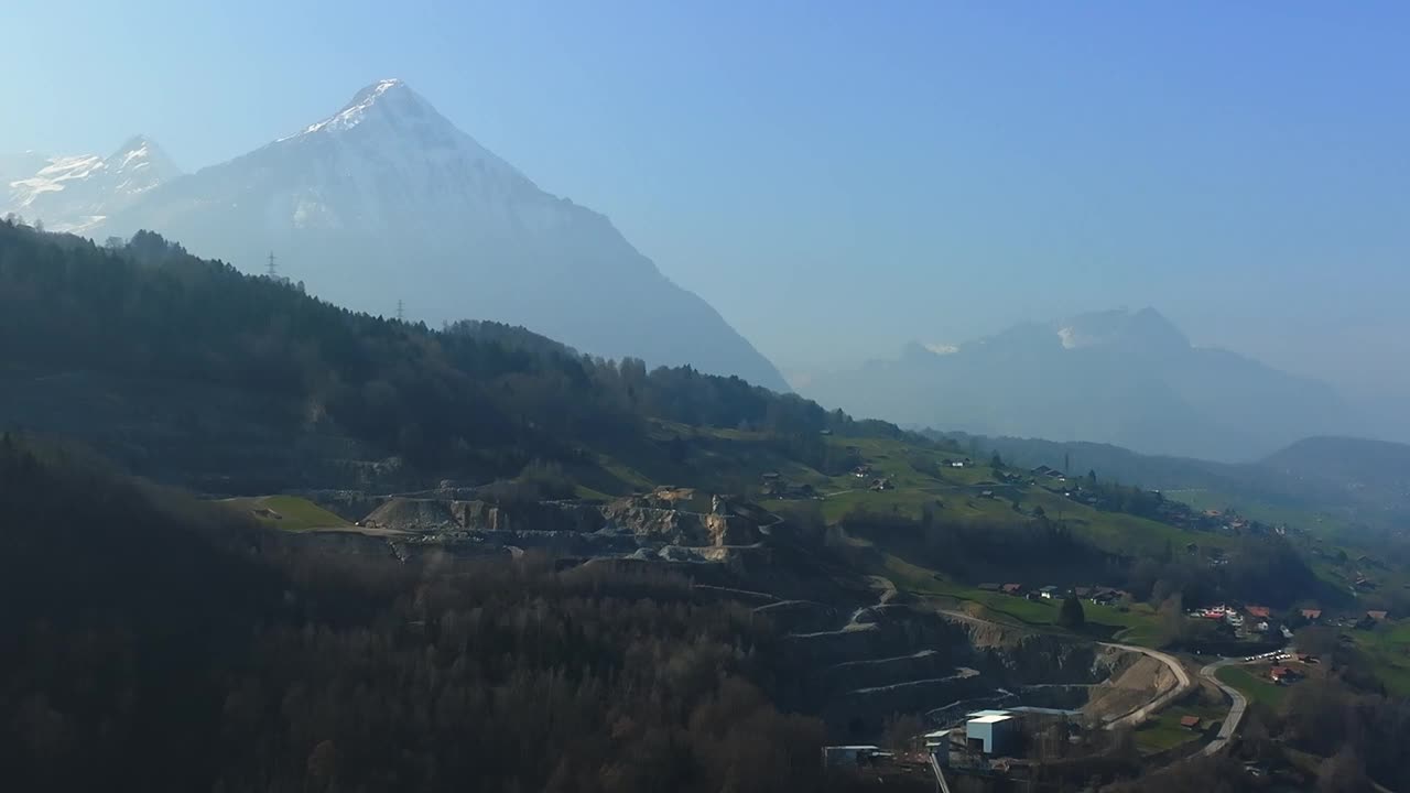 鸟瞰图的雪岩悬崖与森林在湖边。戏剧性和风景如画的场景。地点位于瑞士阿尔卑斯山脉的Bachalpsee视频素材