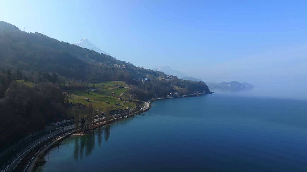 鸟瞰图的雪岩悬崖与森林在湖边。戏剧性和风景如画的场景。地点位于瑞士阿尔卑斯山脉的Bachalpsee视频素材