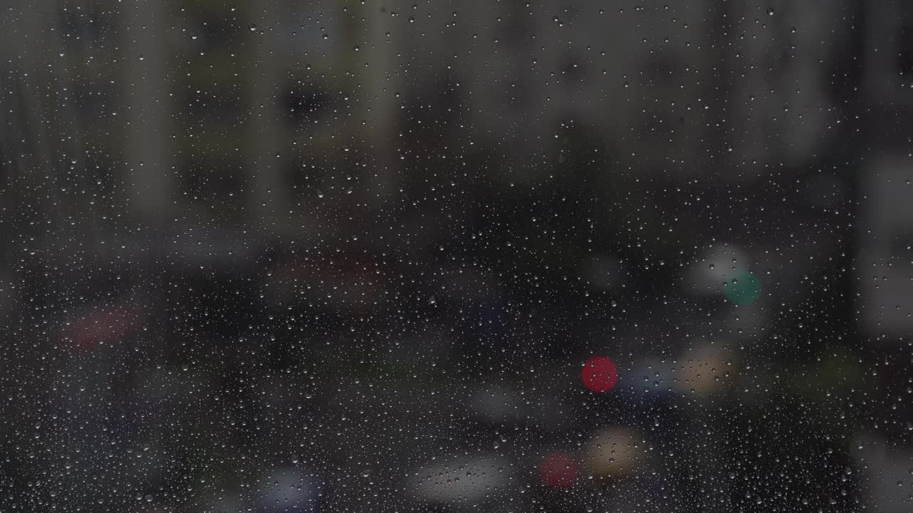 下雨了，雨水打湿了玻璃视频素材