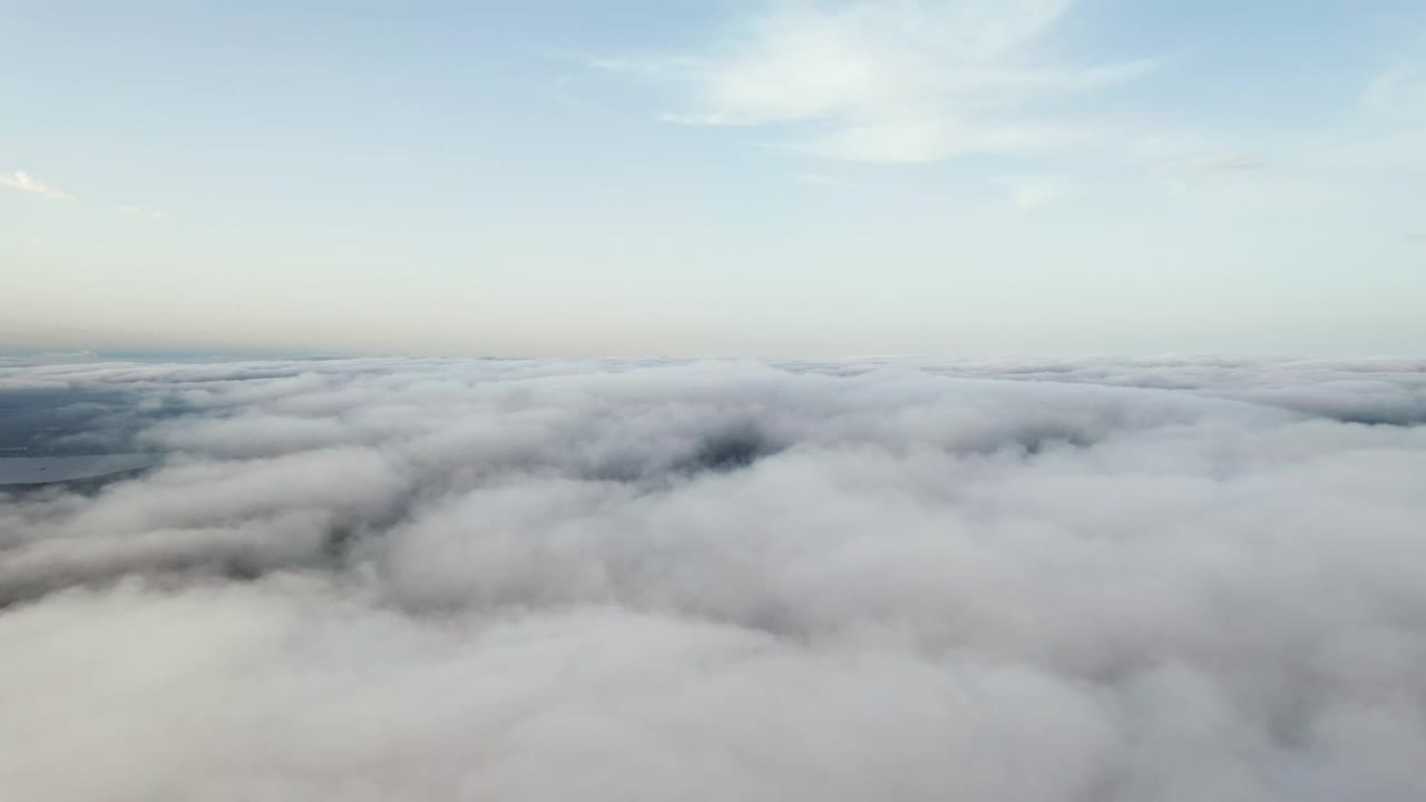 白云蓝天风景鸟瞰动人。在阳光明媚的傍晚，无人机在蓝天中穿过蓬松的云层飞得很高。大自然。雾视频素材