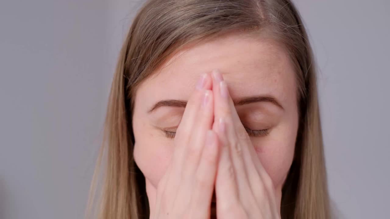 年轻的金发女人很沮丧，她有心理问题，感到焦虑视频素材