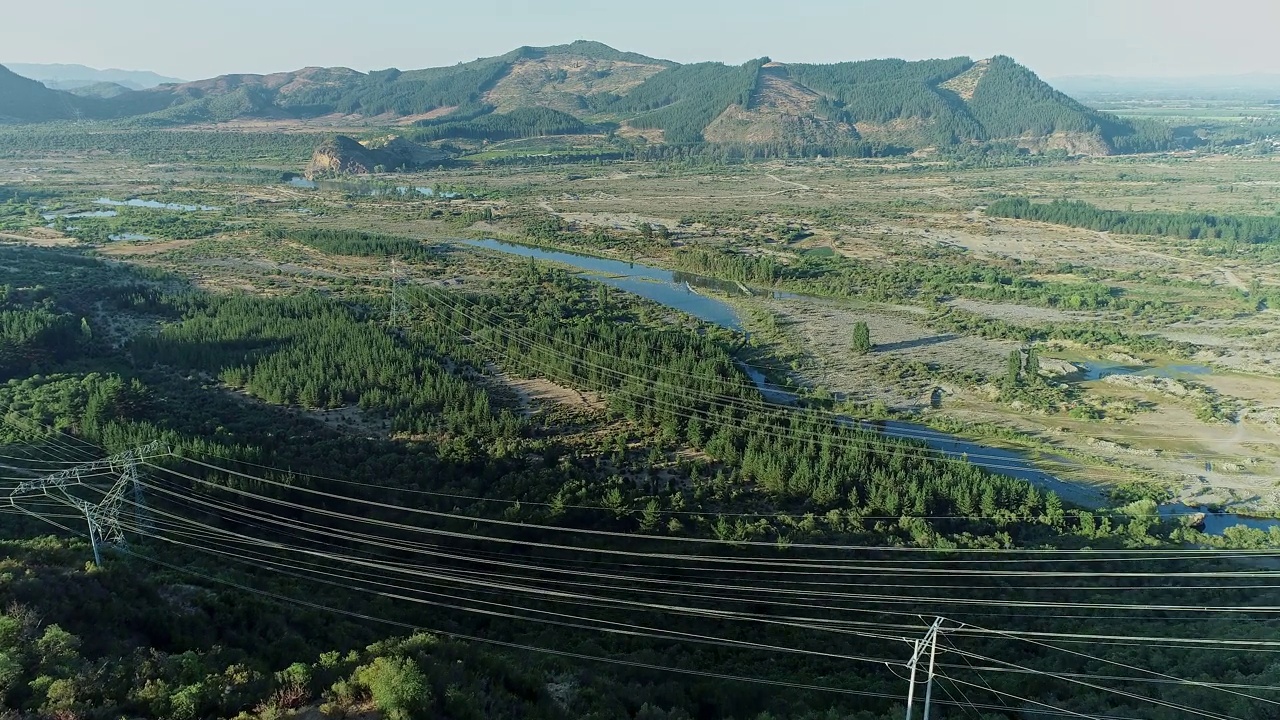 空中拍摄的夏季景观科尔布湖附近的山视频素材