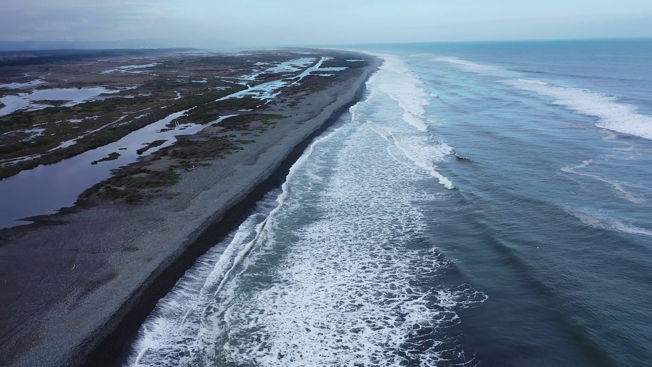 海边的海滩和石头在智利的海视频素材