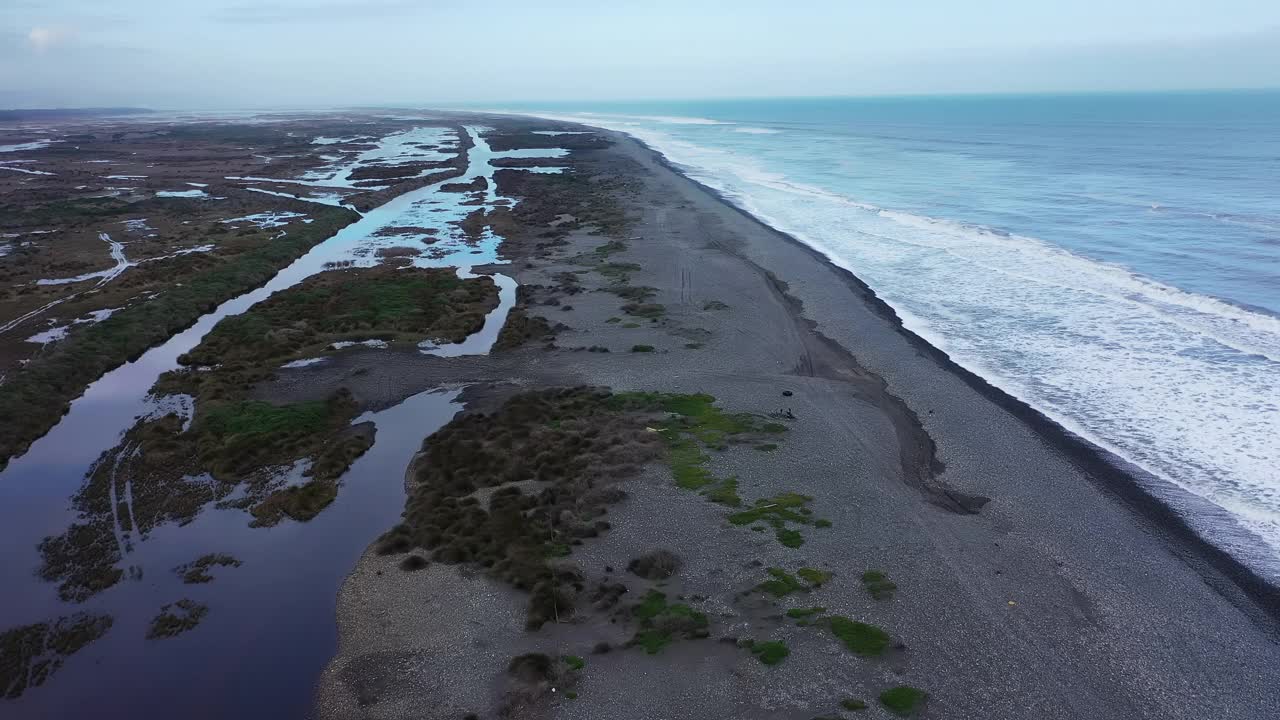 海边的海滩和石头在智利的海视频素材