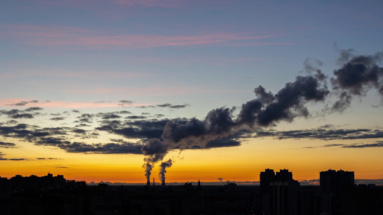 夕阳在城市的背景下视频素材