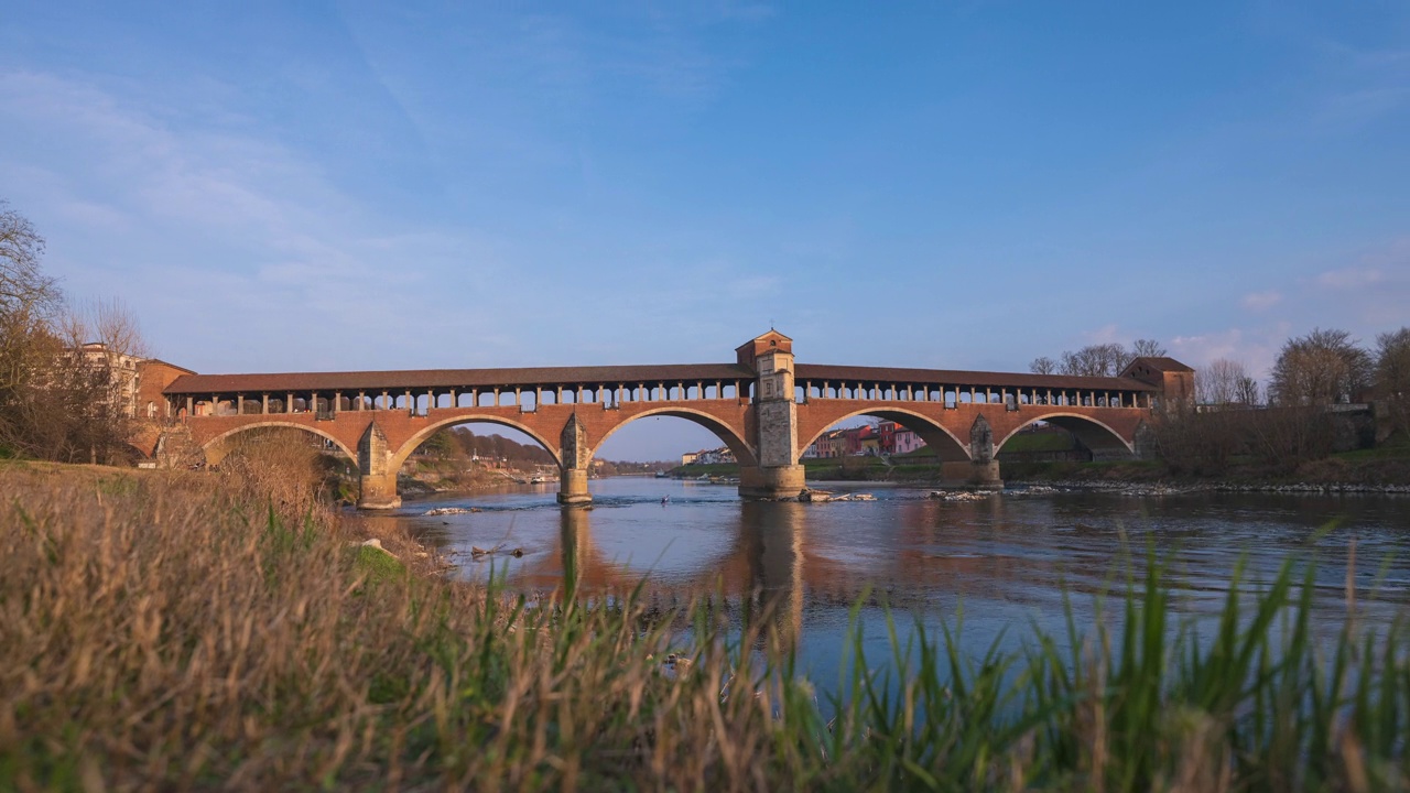 Ponte Coperto(有盖桥)和帕维亚的Duomo di Pavia(帕维亚大教堂)在阳光明媚的日子时间间隔30帧/秒视频素材