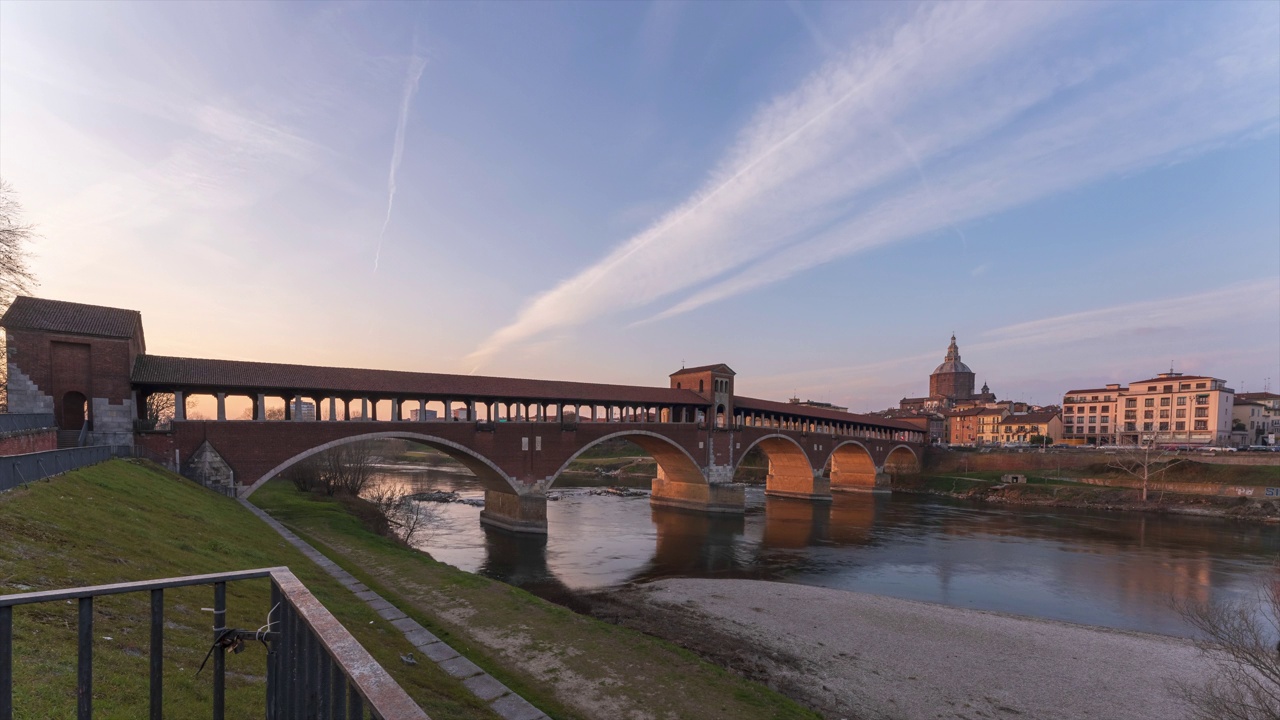 Ponte Coperto(有盖桥)和帕维亚的Duomo di Pavia(帕维亚大教堂)在日落和傍晚时间间隔30帧/秒视频素材