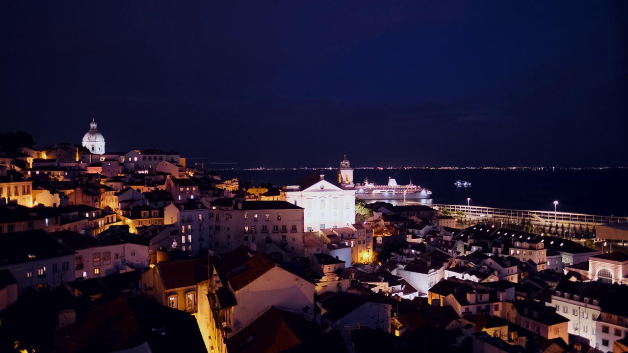 从圣卢西亚Miradouro de Santa Luzia的观点与邮轮在夜间观看里斯本。葡萄牙里斯本视频素材