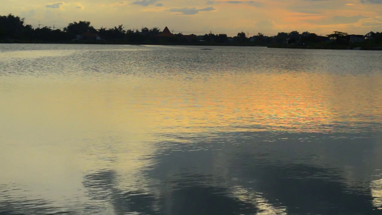 美丽的景色:淡淡的夕阳和河流视频素材