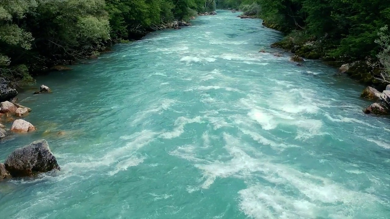 低空飞行在白水急流沿山河视频素材