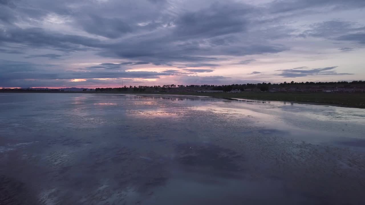 日落时美丽的湖景视频素材