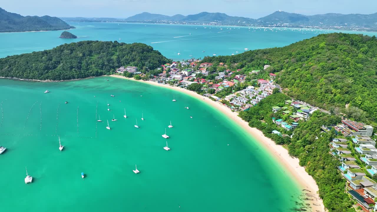 在一个阳光明媚的早晨，泰国普吉岛迷人的大海，美丽的大海背景视频素材