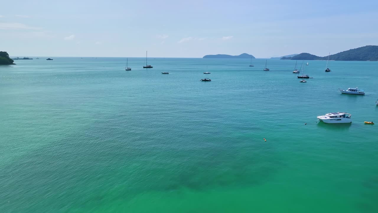 在一个阳光明媚的早晨，泰国普吉岛迷人的大海，美丽的大海背景视频素材