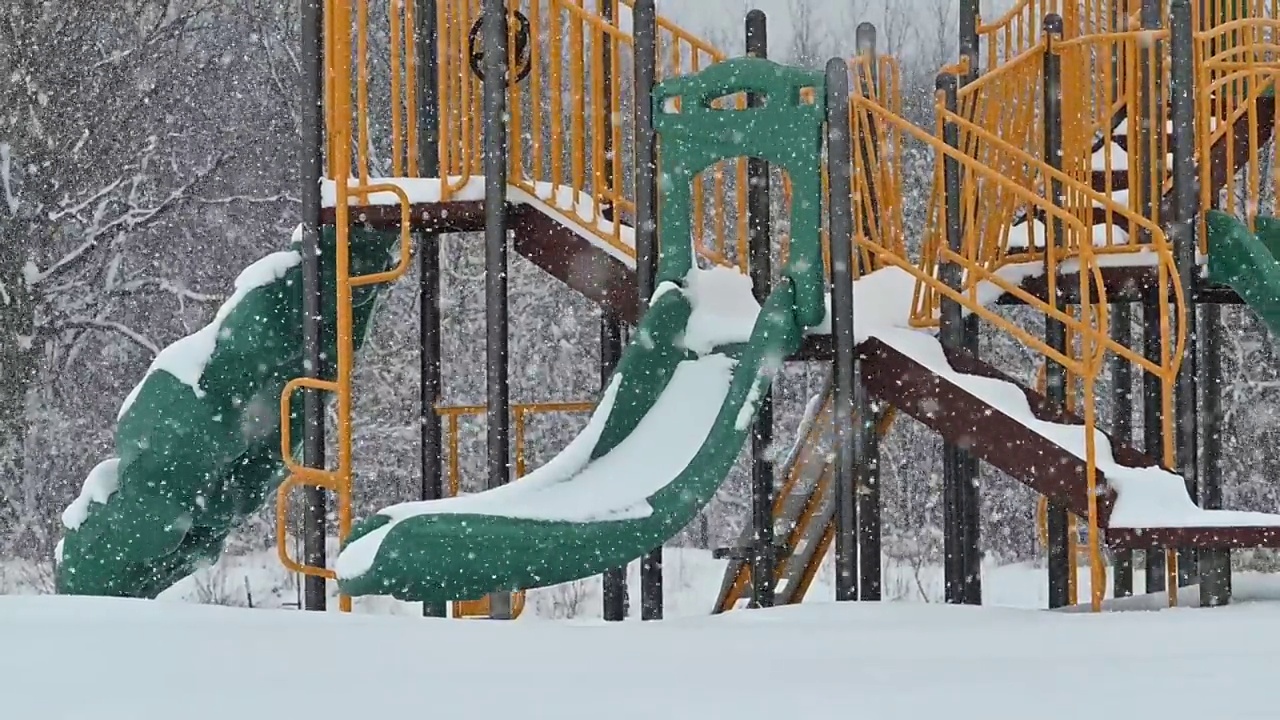 操场上下雪了视频素材