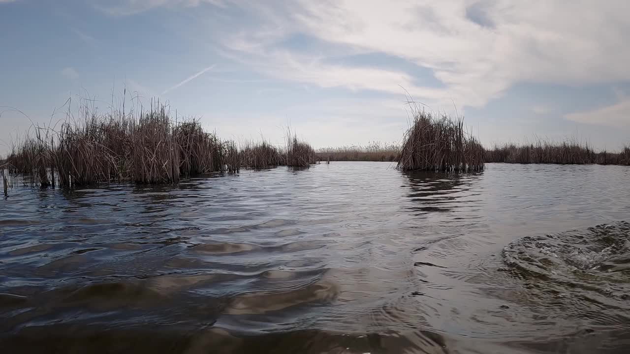 湖面上宁静的景色视频素材