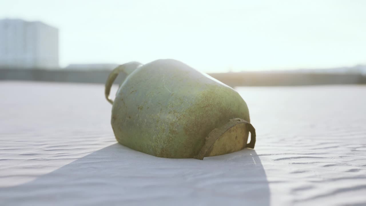 海滩上生锈的金属煤气罐视频素材