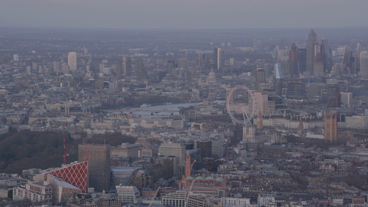 英国西伦敦泰晤士河的鸟瞰图，日落时分的伦敦市中心。4 k视频素材