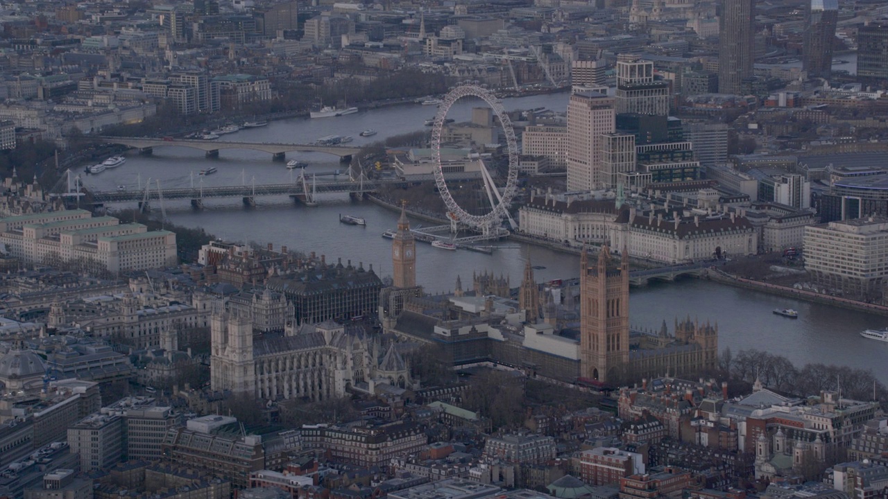 英国西伦敦泰晤士河的鸟瞰图，日落时分的伦敦市中心。4 k视频素材
