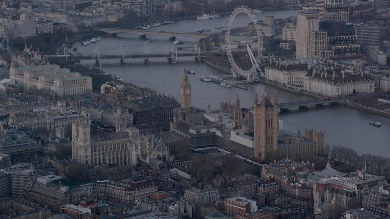 英国西伦敦泰晤士河的鸟瞰图，日落时分的伦敦市中心。4 k视频素材