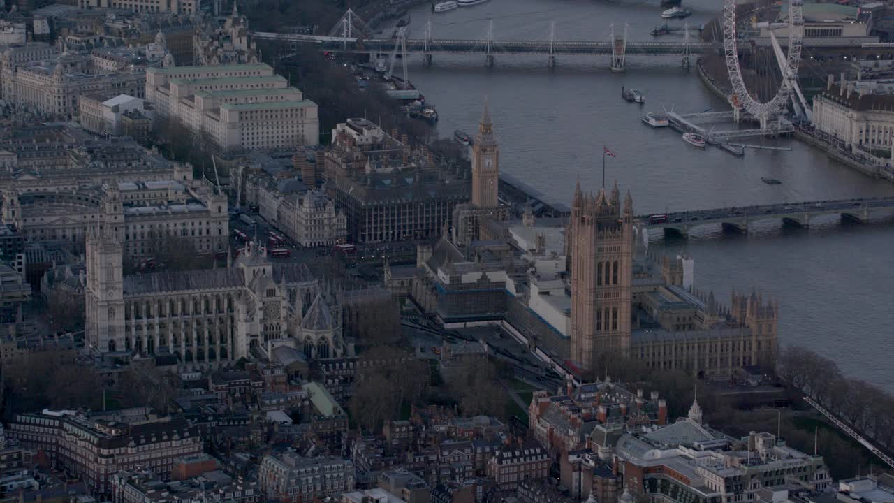 英国西伦敦泰晤士河的鸟瞰图，日落时分的伦敦市中心。4 k视频素材