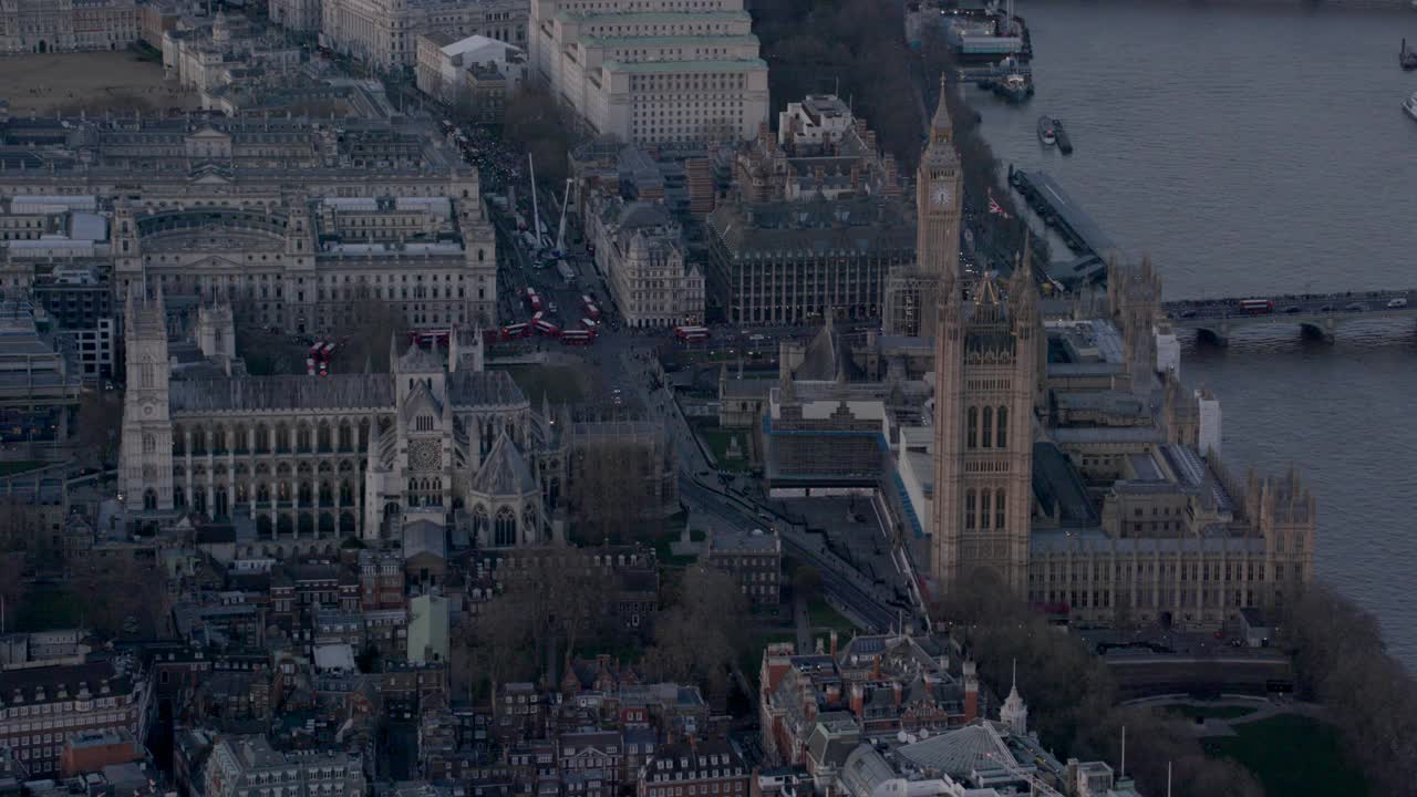 英国西伦敦泰晤士河的鸟瞰图，日落时分的伦敦市中心。4 k视频素材