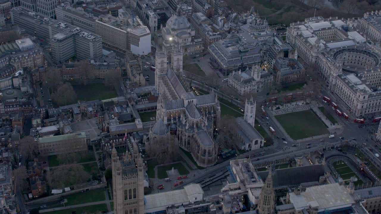 英国西伦敦泰晤士河的鸟瞰图，日落时分的伦敦市中心。4 k视频素材