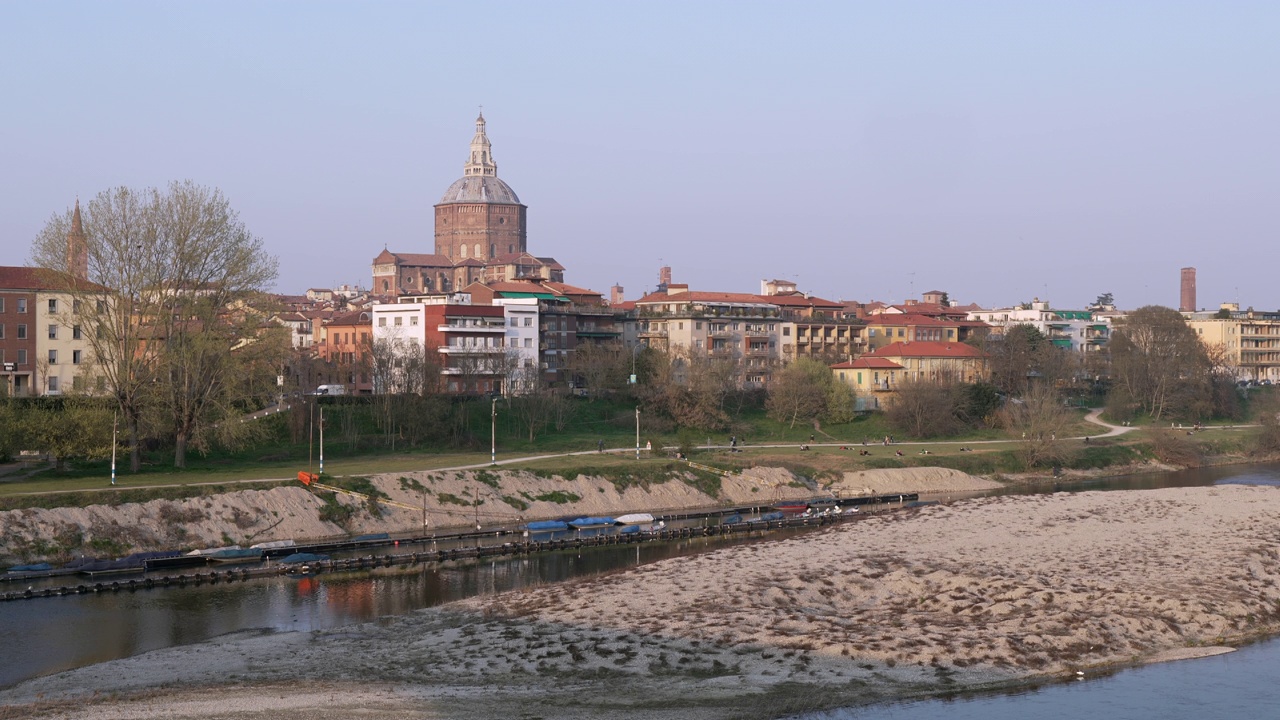 Ponte co (Pavia Cathedral的cDuomo)和Ticino river in Pavia的Ticino river在sunny day 30 fps上视频素材