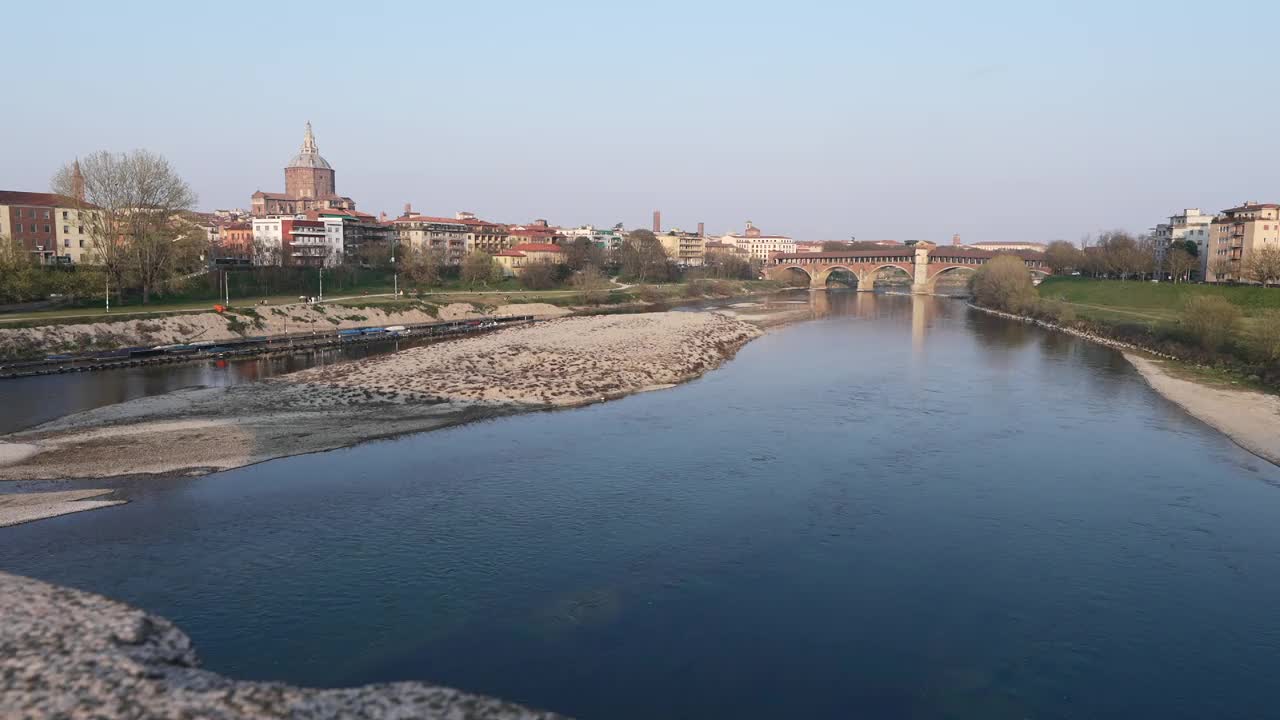 帕维亚的Ponte Coperto(有盖桥)和Duomo di Pavia(帕维亚大教堂)在晴天60帧/秒视频素材