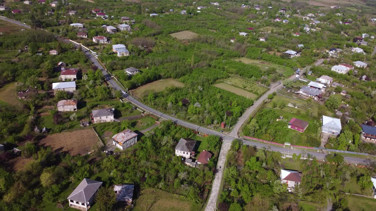 乡村道路上的汽车视频素材