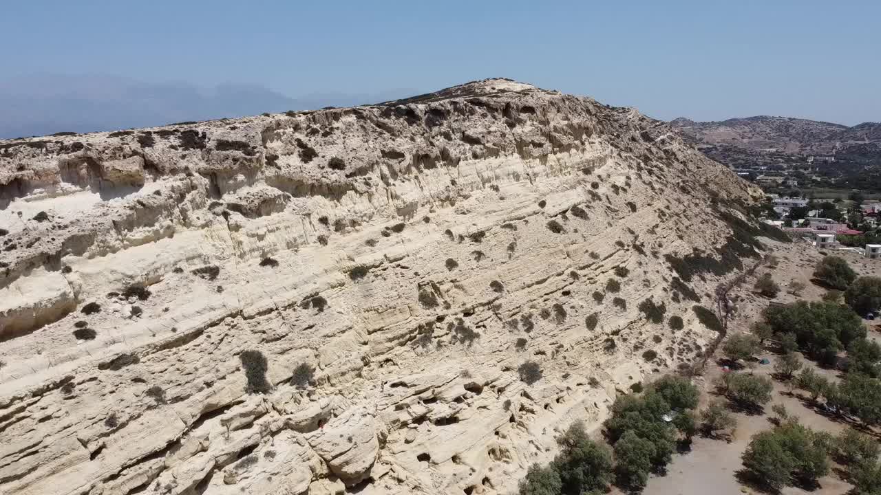 无人机鸟瞰著名的马塔拉海滩和洞穴视频素材