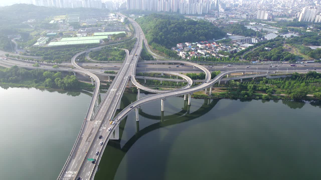 汉江、岩寺立交、奥林匹克高速公路、十字路口、道路和汽车的城市景观/韩国京畿道江东区视频素材