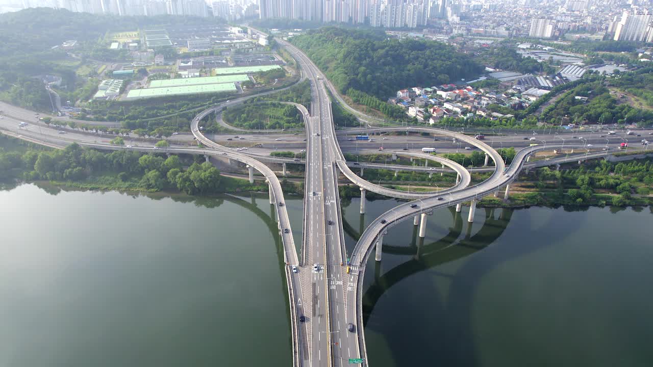 汉江城市景观、九里-暗寺桥、暗寺立交、奥林匹克高速公路、十字路口、道路和移动的汽车/韩国京畿道江东区视频素材