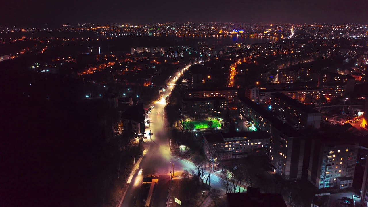 无人机在乌克兰夜晚的城市上空飞行，夜晚的灯光和道路。视频下载