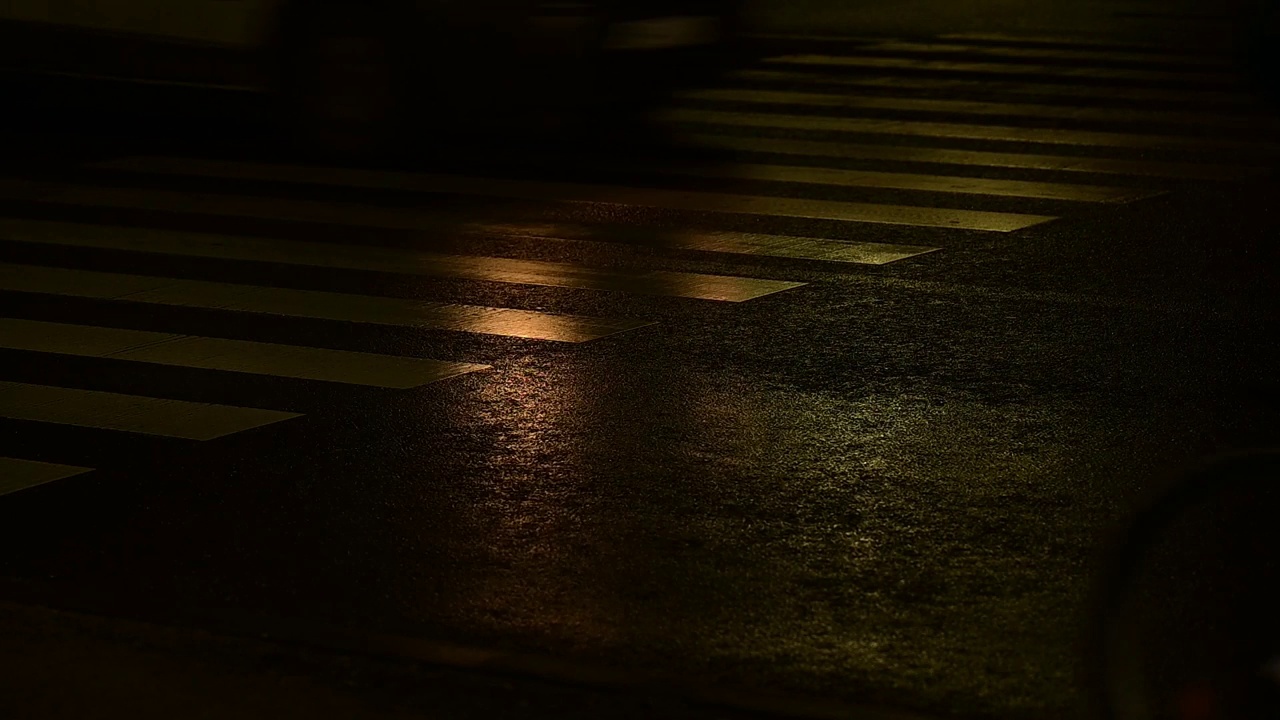 夜行人行横道，夜行交通。视频下载