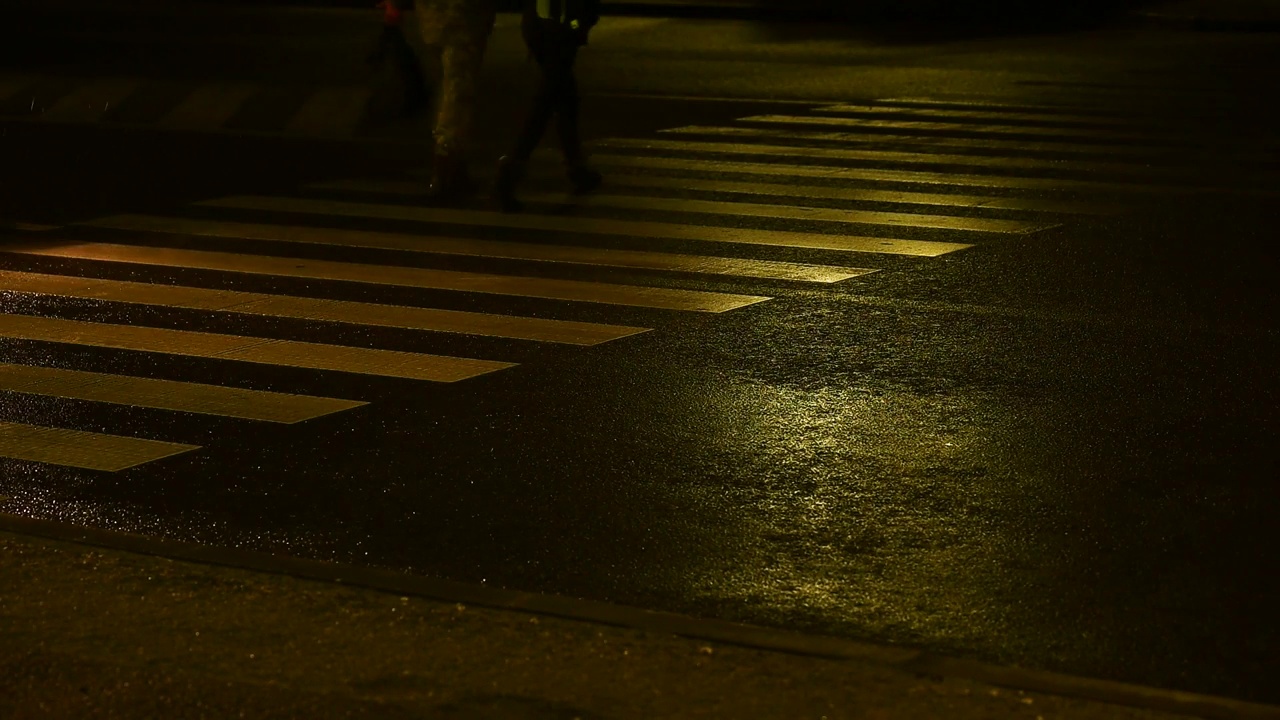 夜行人行横道，夜行交通。视频下载