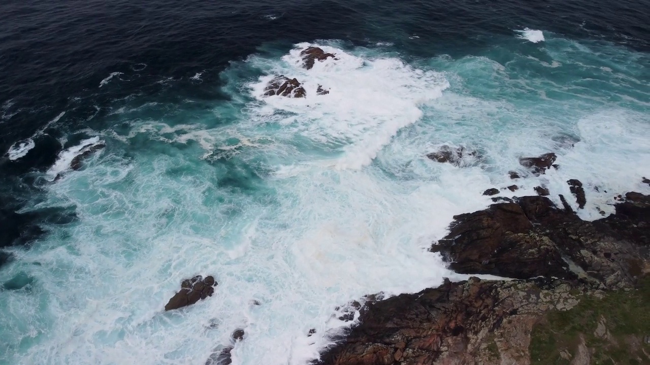 破浪到崎岖的海岸与泡沫表面视频素材