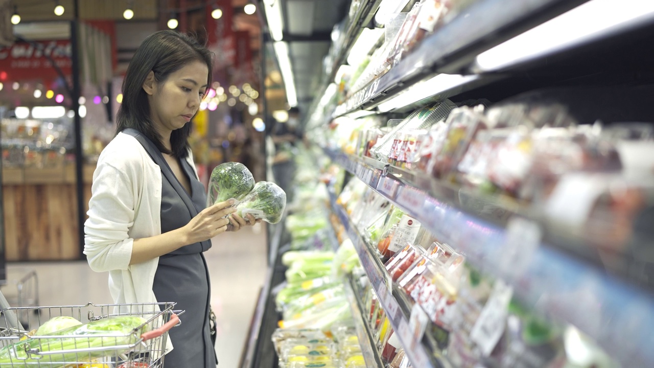 4K妇女购物车在超市买食物视频素材