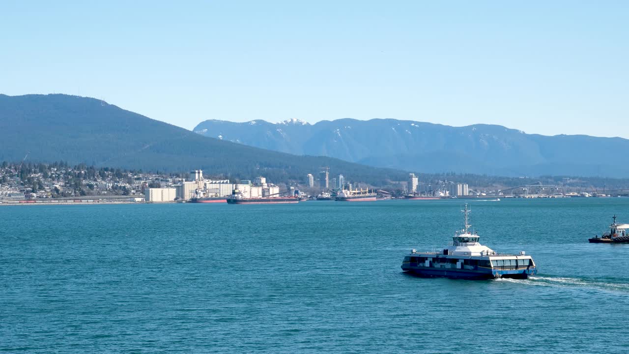 加拿大广场和商业建筑在温哥华市中心的港口和码头班轮到达，人们漫步观赏摩天大楼，高楼大厦，海洋美丽，新鲜空气，蓝天无云视频素材