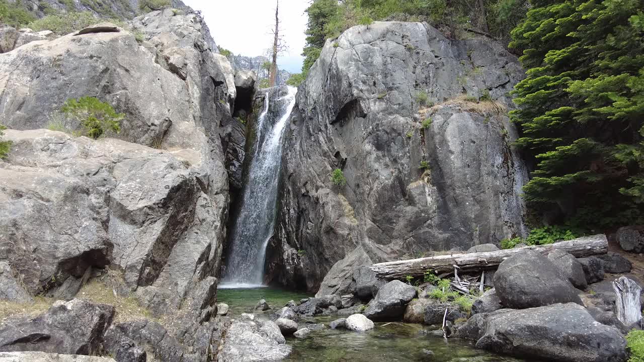 记录悬崖上的瀑布视频素材