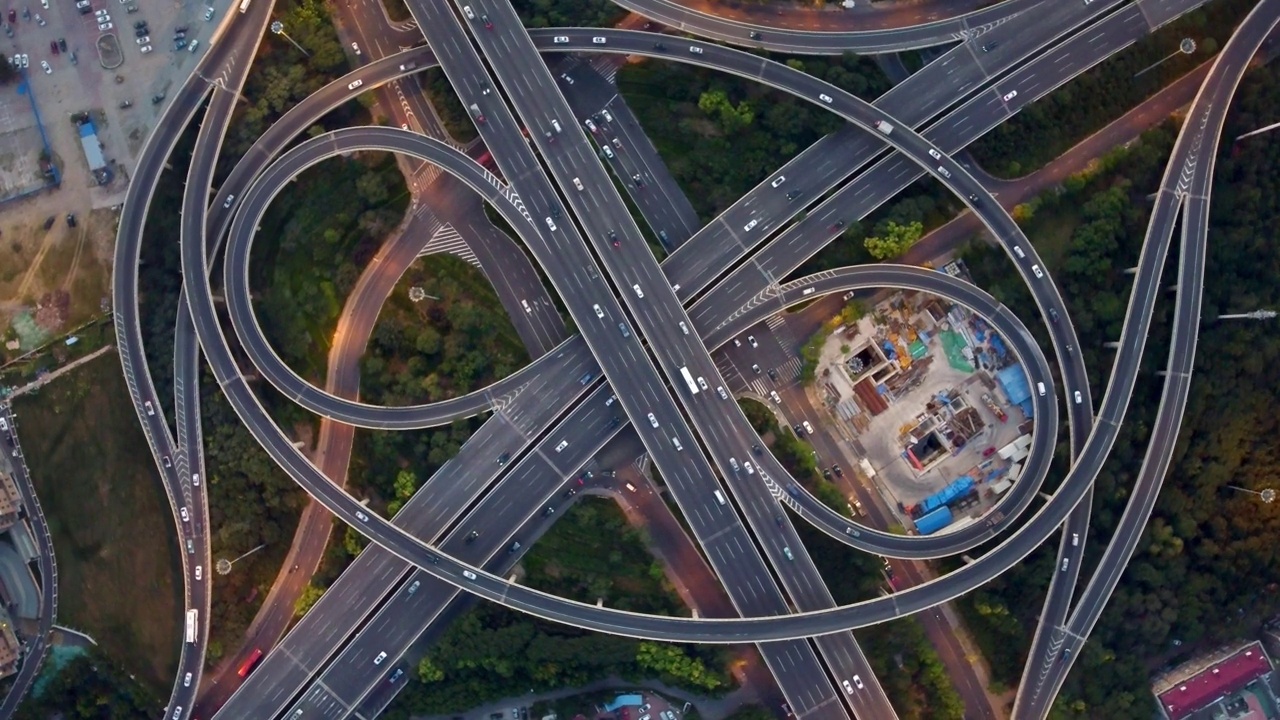 空中拍摄的莫斯科环城公路，周围有汽车、树木和建筑物视频素材